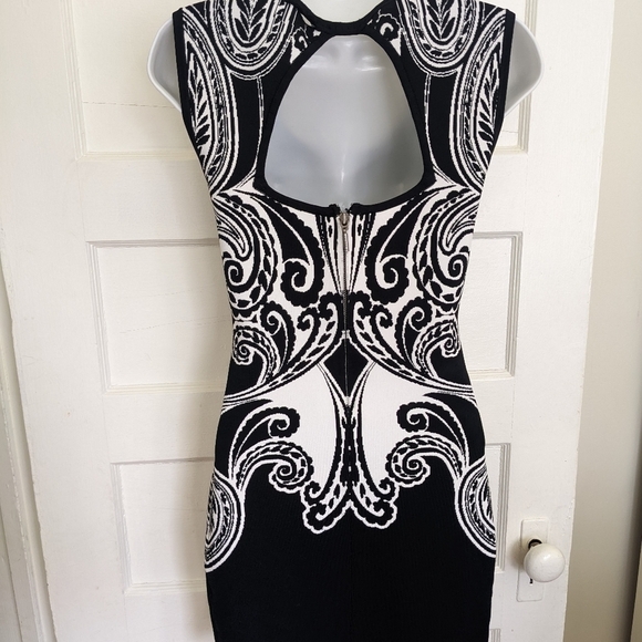 GUESS BLACK AND WHITE "ORNATE" PAISLEY BODYCON MINI-DRESS  SIZE SMALL - Picture 4 of 16